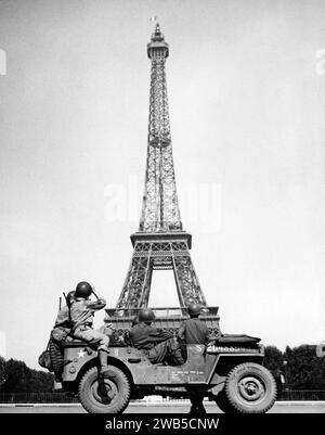 I soldati americani guardano il Tricolor volare dalla Torre Eiffel, 1944, Francia Foto Stock