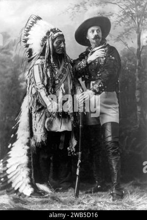 Toro seduto e Buffalo Bill, Buffalo Bill, William Cody, William Frederick Cody (1846 – 1917), noto come Buffalo Bill, soldato americano, cacciatore di bisonti e showman. Foto Stock