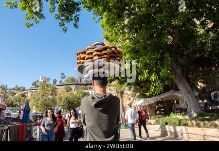 Uomo turco che porta simit sul vassoio sulla testa - anelli turchi di pane al sesamo nella strada di Antalya in Turchia Foto Stock