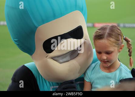 Brisbane, Australia. 7 gennaio 2024. La mascotte Brisbane Heat intrattiene la folla durante il match della Big Bash League tra Brisbane Heat e Hobart Hurrica Foto Stock