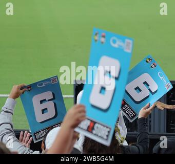 Brisbane, Australia. 7 gennaio 2024. I fan si divertono durante la partita della Big Bash League tra Brisbane Heat e Hobart Hurricanes al Gabba. Foto Stock