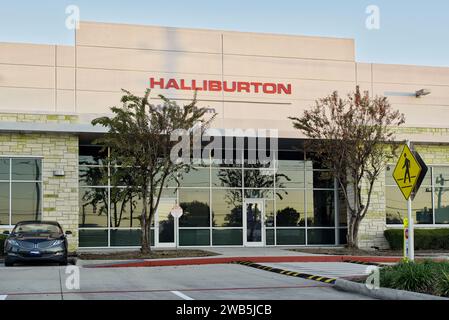 Houston, Texas USA 12-17-2023: L'esterno dell'edificio per uffici Halliburton a Houston, Texas. Società globale di servizi petroliferi e multinazionali. Foto Stock