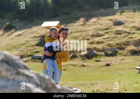 Una madre e un figlio creano ricordi preziosi mentre si impegnano giocosamente in attività all'aperto, le loro risate riecheggiano la gioia dei momenti condivisi e del Foto Stock