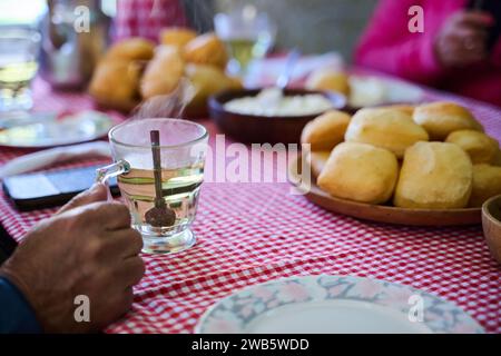 Un'invitante vista dall'alto in basso cattura una deliziosa colazione a buffet, con pane appena sfornato, deliziosa marmellata e una confortevole tazza di te', un semplice Foto Stock