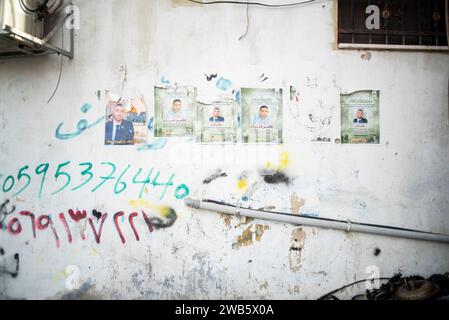 Tulkram, Tulkram, Palestina. 8 gennaio 2024. Le foto di giovani uccisi in combattimento contro l'esercito israeliano coprono le mura del campo profughi palestinese di Nur Shams a Tulkarem, in Cisgiordania. (Immagine di credito: © Bruno Gallardo/ZUMA Press Wire) SOLO USO EDITORIALE! Non per USO commerciale! Crediti: ZUMA Press, Inc./Alamy Live News Foto Stock