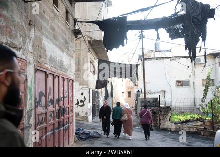 Tulkram, Tulkram, Palestina. 8 gennaio 2024. I musulmani camminano per le strade del campo profughi palestinese di Nur Shams a Tulkarem, in Cisgiordania. (Immagine di credito: © Bruno Gallardo/ZUMA Press Wire) SOLO USO EDITORIALE! Non per USO commerciale! Crediti: ZUMA Press, Inc./Alamy Live News Foto Stock