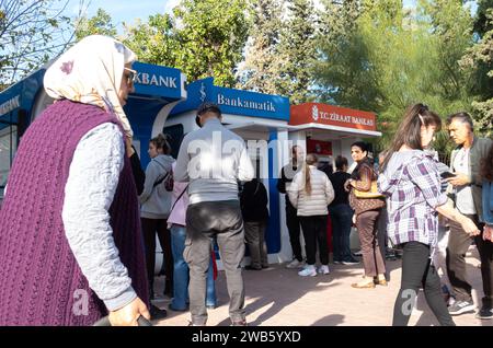 Banche turche - persone che prelevano denaro in bancomat. Antalya Turchia Foto Stock