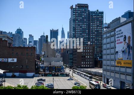 Vista panoramica del centro di New York dalla portaerei Intrepid, nei pressi di Hudson Yards, in una soleggiata giornata estiva. Foto Stock