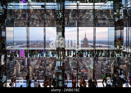 Turisti e visitatori che si godono la terrazza panoramica a specchio del Summit One Vanderbilt a New York, Stati Uniti. Foto Stock