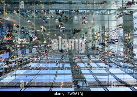 Turisti e visitatori che si godono la terrazza panoramica a specchio del Summit One Vanderbilt a New York, Stati Uniti. Foto Stock