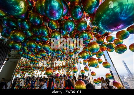 Persone che giocano e si godono le colorate mongolfiere Pride Day presso la piattaforma di osservazione Summit One Vanderbilt a New York, Stati Uniti, nel giugno 2022. Foto Stock