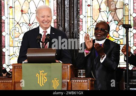 Charleston, Stati Uniti. 8 gennaio 2024. Il presidente Joe Biden sorride mentre viene applaudito dal vescovo Samuel L. Green, Sr. Durante il suo discorso alla chiesa Mother Emanuel AME di Charleston, South Carolina, lunedì 8 gennaio 2024. Madre Emanuel e' dove un supremacista bianco ha ucciso nove fedeli neri nel 2015. Foto di Richard Ellis/UPI credito: UPI/Alamy Live News Foto Stock