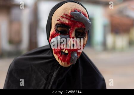 Santo Amaro, Bahia, Brasile - 19 luglio 2015: Una persona non identificata indossa un costume e una maschera horror nel quartiere Acupe, nella città di Santo ama Foto Stock