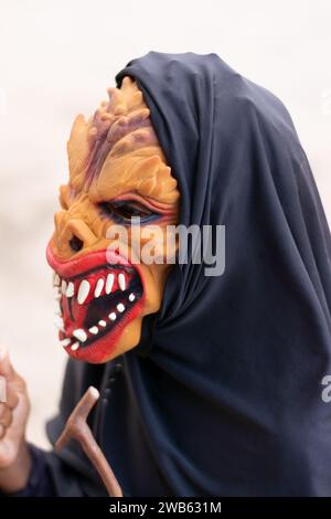 Santo Amaro, Bahia, Brasile - 19 luglio 2015: Una persona non identificata viene vista indossare un costume horror e una maschera nel quartiere Acupe, nella città di Sant'Acupe Foto Stock