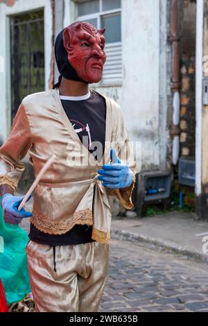 Santo Amaro, Bahia, Brasile - 19 luglio 2015: Una persona non identificata indossa un costume e una maschera horror nel quartiere Acupe, nella città di Santo ama Foto Stock