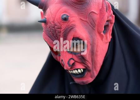 Santo Amaro, Bahia, Brasile - 19 luglio 2015: Una persona non identificata indossa un costume e una maschera horror nel quartiere Acupe, nella città di Santo ama Foto Stock