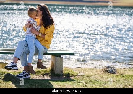 Una madre e un figlio creano ricordi preziosi mentre si impegnano giocosamente in attività all'aperto, le loro risate riecheggiano la gioia dei momenti condivisi e del Foto Stock