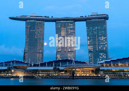 Singapore - agosto 30,2023: Splendida vista serale del Marina Bay Sands a Singapore. Foto Stock