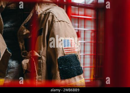 Bandiera americana raffigurata su una giacca da vigile del fuoco Foto Stock