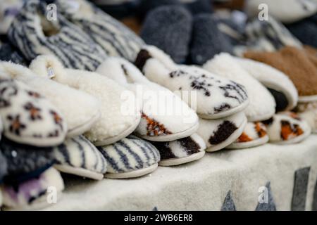 Pantofole calde di lana di pecora vendute al mercato pasquale di Vilnius. Fiera annuale di primavera che si tiene a marzo per le strade della capitale della Lituania. Foto Stock