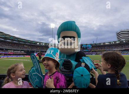 Brisbane, Australia. 7 gennaio 2024. Le mascotte dei Brisbane Heat intratterranno la folla durante il match della Big Bash League tra Brisbane Heat e Hobart Hurrica Foto Stock