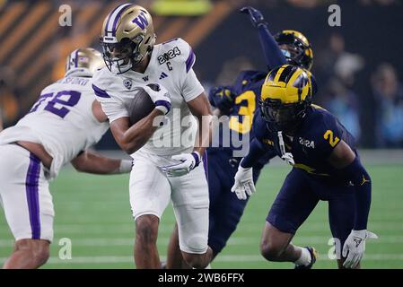 Houston, Stati Uniti. 8 gennaio 2024. Il wide receiver dei Washington Huskies Rome Odunze tira un passaggio per un primo down nel primo quarto contro i Michigan Wolverines durante il College Football Playoff National Championship 2024 al NRG Stadium di Houston, Texas, lunedì 8 gennaio 2024. Foto di Kevin M. Cox/UPI Credit: UPI/Alamy Live News Foto Stock