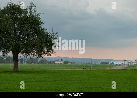 Aeroporto di Altenrhein, San Gallo, Svizzera, 12 settembre 2023 dintorni verdi e una giornata nuvolosa all'aeroporto locale Foto Stock