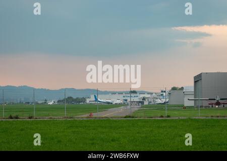 Aeroporto di Altenrhein, San Gallo, Svizzera, 12 settembre 2023 dintorni verdi e una giornata nuvolosa all'aeroporto locale Foto Stock