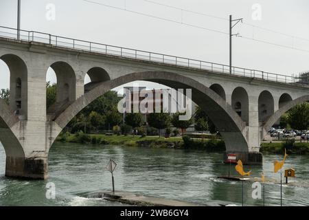 Bremgarten, Canton Argovia, Svizzera, 3 settembre 2023 Ponte ferroviario sul fiume Reuss nel centro della città Foto Stock