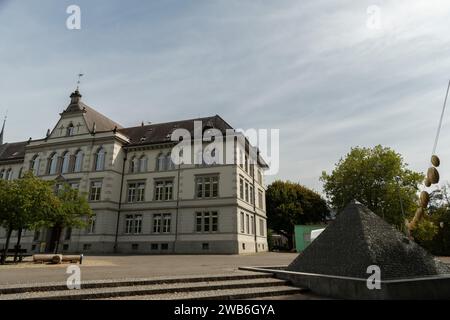 Bremgarten, Canton Argovia, Svizzera, 3 settembre 2023 edificio scolastico su una piazzetta nel centro della città Foto Stock