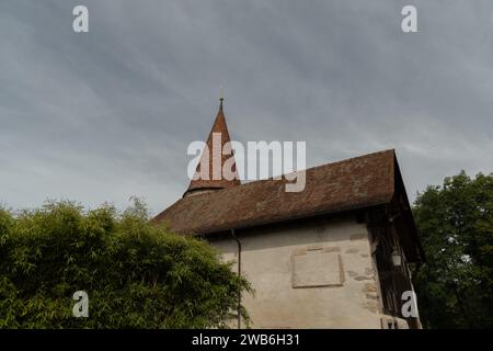 Bremgarten, Canton Argovia, Svizzera, 3 settembre 2023 piccolo edificio con una piccola torre nella città vecchia Foto Stock