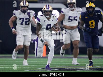 Houston, Stati Uniti. 8 gennaio 2024. Il quarterback dei Washington Huskies Michael Penix Jr. Corre per un guadagno nel primo quarto contro i Michigan Wolverines durante il College Football Playoff National Championship 2024 al NRG Stadium di Houston, Texas, lunedì 8 gennaio 2024. Foto di Kevin M. Cox/UPI Credit: UPI/Alamy Live News Foto Stock