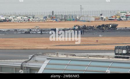 I funzionari indagano su un aereo bruciato della Guardia Costiera del Giappone MA722 Mizunagi (Bombardier DHC-8-300, JA722A) dopo una collisione con l'aereo Airbus A350 della Japan Airlines (JAL) all'aeroporto internazionale di Haneda a Tokyo, in Giappone, il 3 gennaio 2024. Credito: AFLO/Alamy Live News Foto Stock