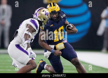 Houston, Stati Uniti. 8 gennaio 2024. Il quarterback dei Michigan Wolverines Alex Orji corre contro il cornerback dei Washington Huskies Dominique Hampton nel secondo quarto durante il College Football Playoff National Championship 2024 al NRG Stadium di Houston, Texas, lunedì 8 gennaio 2024. Foto di Kevin M. Cox/UPI Credit: UPI/Alamy Live News Foto Stock