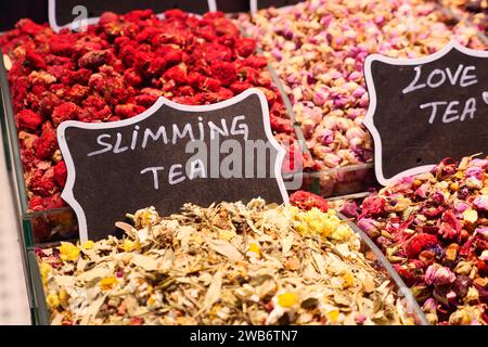 Tè alle erbe dal bazar delle spezie, tè tradizionale a Istanbul, Foto Stock