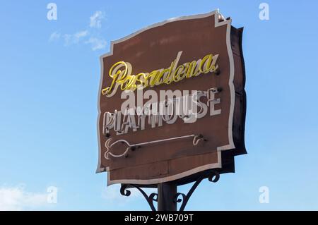 L'insegna al neon della storica Pasadena Playhouse è mostrata su Colorado Boulevard. Questo segno è considerato un esempio di arte al neon. Foto Stock