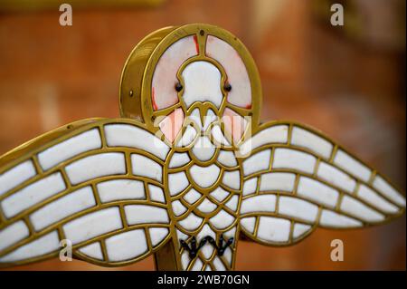 Una colomba, simbolo dello Spirito Santo, sulla copertina di un fonte battesimale nella Chiesa di San Giles (Chiesa di San Ägyd) a Gumpendorf, Vienna. Foto Stock