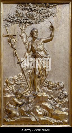 San Giovanni Battista chiama alla penitenza – una scultura di rilievo. Chiesa di San Giles (Kirche St Ägyd) a Gumpendorf, Vienna. Foto Stock