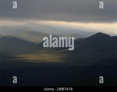 Copertura di nuvole pesanti sulle splendide Stirling Ranges nell'Australia Occidentale. Foto Stock