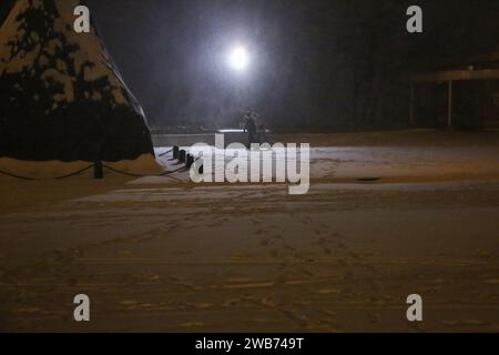 Odessa, Ucraina. 8 gennaio 2024. La gente cammina accanto al monumento al Duca di Richelieu in strutture protettive in una tempesta di neve su Primorsky Boulevard. A Odessa, dall'ora di pranzo dell'8 gennaio 2024, il tempo peggiorò bruscamente, la pioggia si trasformò in neve e la temperatura calò. A questo proposito, le autorità cittadine si appellarono ai residenti della città con una richiesta, se possibile, di limitare il movimento intorno alla città a piedi e in auto e di trasferire i lavoratori al lavoro a distanza. Credito: SOPA Images Limited/Alamy Live News Foto Stock