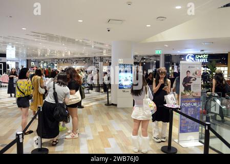 Adolescenti e giovani adulti in fila durante un festival K-pop nel Siam Discovery Center di Bangkok, Thailandia. Foto Stock