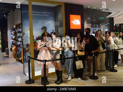 Adolescenti e giovani adulti in fila durante un festival K-pop nel Siam Discovery Center di Bangkok, Thailandia. Foto Stock