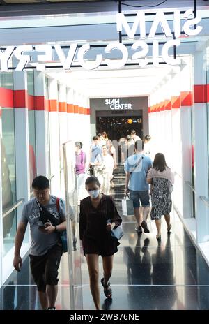 Un ponte pedonale che collega il Siam Center e il centro commerciale Siam Discovery a Bangkok, Thailandia. Foto Stock