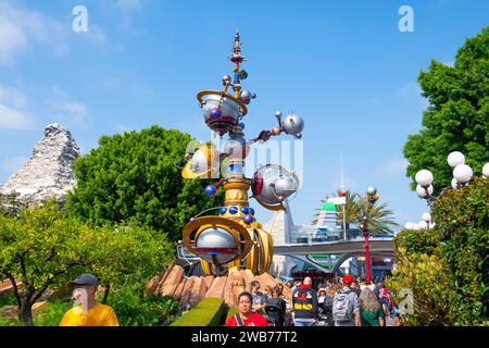 Giro in ASTRO Orbitor a Tomorrowalnd nel Disneyland Park ad Anaheim, California, USA. Foto Stock