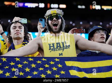 Houston, Stati Uniti. 8 gennaio 2024. I tifosi dei Michigan Wolverines festeggiano dopo che i Wolverines hanno sconfitto i Washington Huskies 34-13 nel 2024 al College Football Playoff National Championship all'NRG Stadium di Houston, Texas, lunedì 8 gennaio 2024. Foto di Kevin M. Cox/UPI Credit: UPI/Alamy Live News Foto Stock