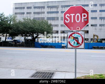 Segnale di stop con un cartello "non girare a sinistra" e graffiti critici dei servizi di mappatura Web per istruire i conducenti a girare a sinistra dove è proibito. Foto Stock