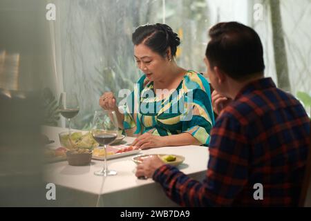 Una coppia anziana cena romantica a casa per festeggiare l'anniversario Foto Stock
