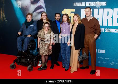 Anteprima cinematografica - 15 Jahre Samuel Koch, Stefanie Reinsperger, Ninia Binias, Hassan Akkouch, Hannah Herzsprung, Katharina Schüttler und Albrecht Schuch bei der Filmpremiere 15 Jahre im Kino International AM 08.01.2024 a Berlino. *** Anteprima cinematografica 15 anni Samuel Koch, Stefanie Reinsperger, Ninia Binias, Hassan Akkouch, Hannah Herzsprung, Katharina Schüttler e Albrecht Schuch alla première del film 15 Years at Kino International il 08 01 2024 a Berlino Copyright: xEventpressxKochanx Foto Stock