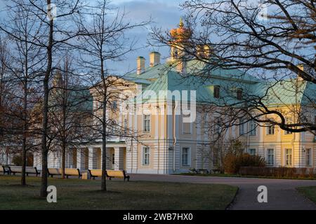 Serata di novembre presso l'antico Palazzo di Grabd Menshikov. Oranienbaum. Quartieri di St Pietroburgo, Russia Foto Stock
