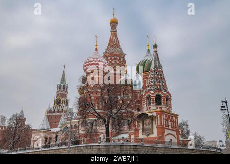 Antica Cattedrale dell'Intercessione della Santa Vergine sul Moat (Cattedrale di San Basilio) in un giorno nuvoloso di gennaio. Mosca, Russia Foto Stock